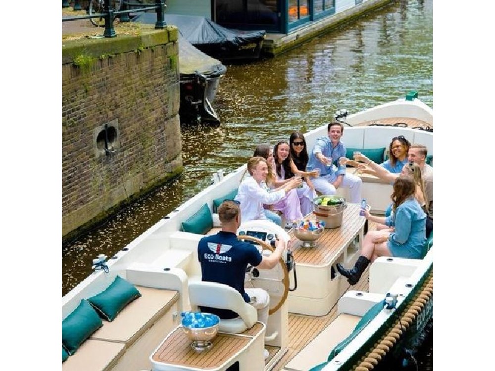 Small Group Cruise Tour in Amsterdam Canal with Local Skippers