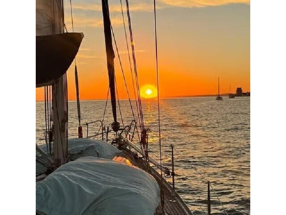 Lisbon Boat Tours: Sunset or daytime boat cruise with wine