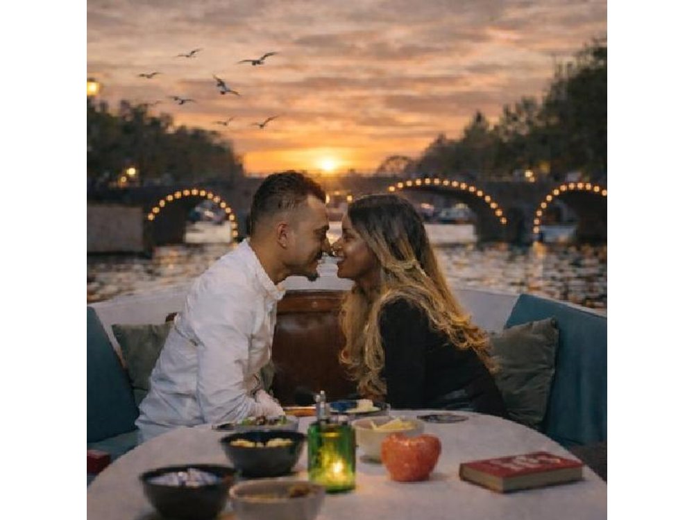 Amsterdam: Private Romantic Evening Canal Cruise + Bubbles/Snacks