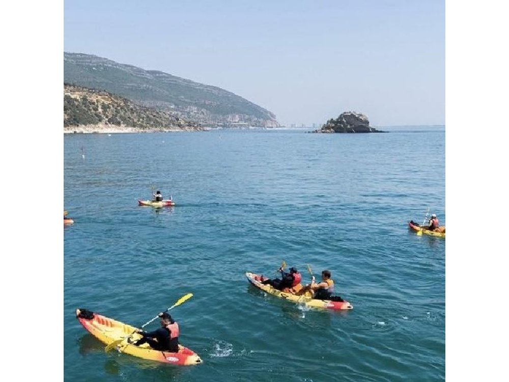 Lisbon: Arrábida Kayak Snorkeling & Sunbeds / Pick-Up Option