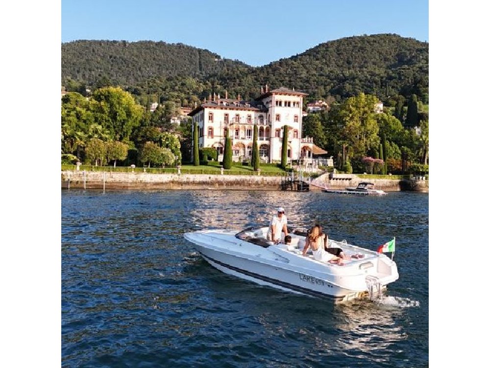 Lake Como Private Boat Tour: Villas & Scenic Highlights