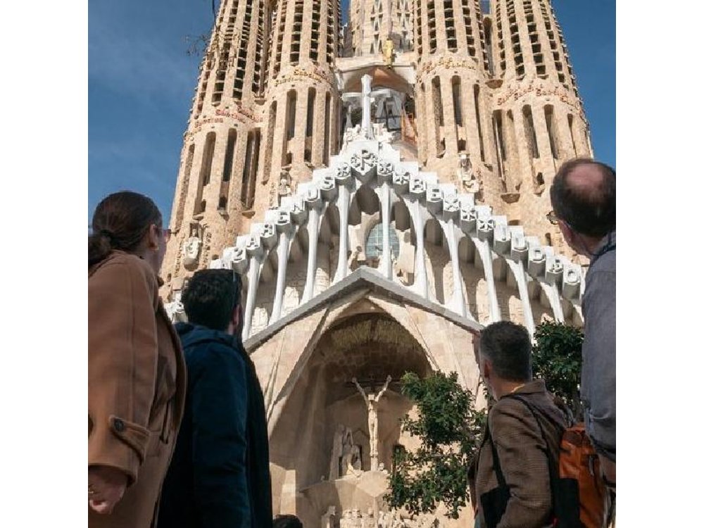 Barcelona in 1 Day: Sagrada Familia,Park Guell, La Pedrera, Tapas