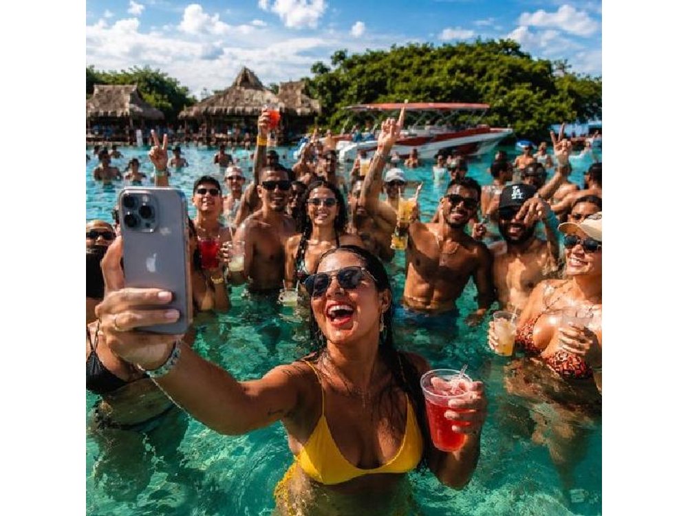 Cartagena Urban Party Boat to Cholón: 5 Stops with Lunch & Drinks
