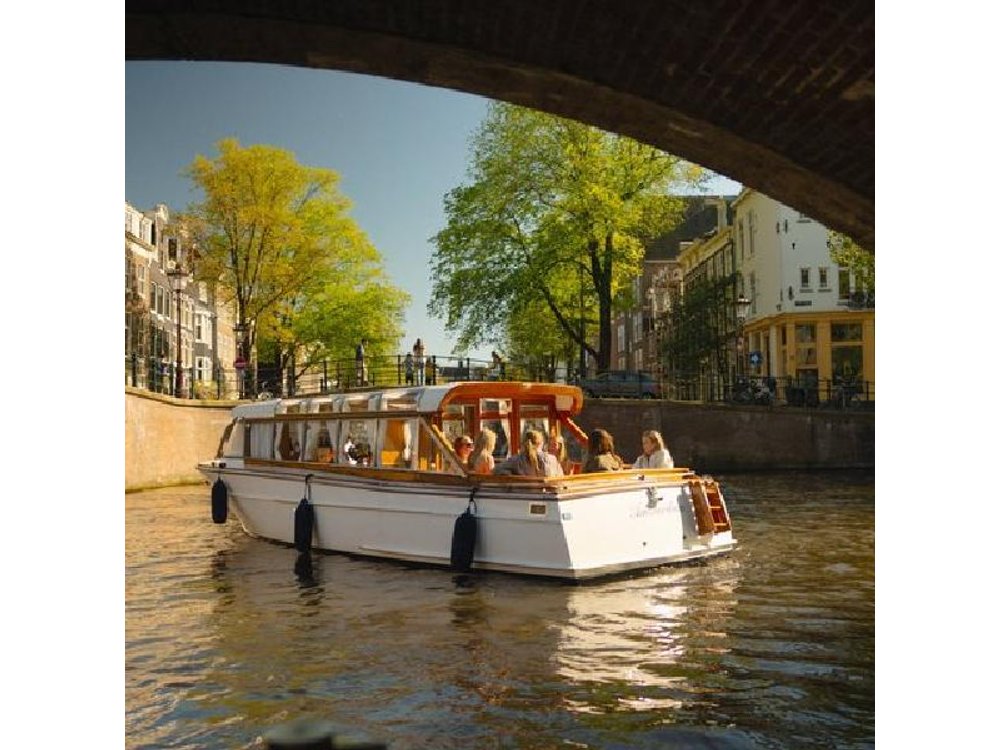 Amsterdam: Experience the All inclusive Saloon boat cruise