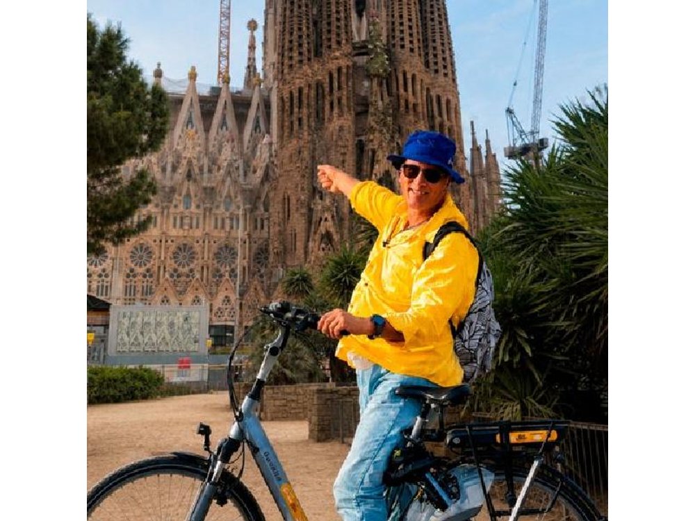 Barcelona: Top Highlights Bike Tour with Sagrada Familia