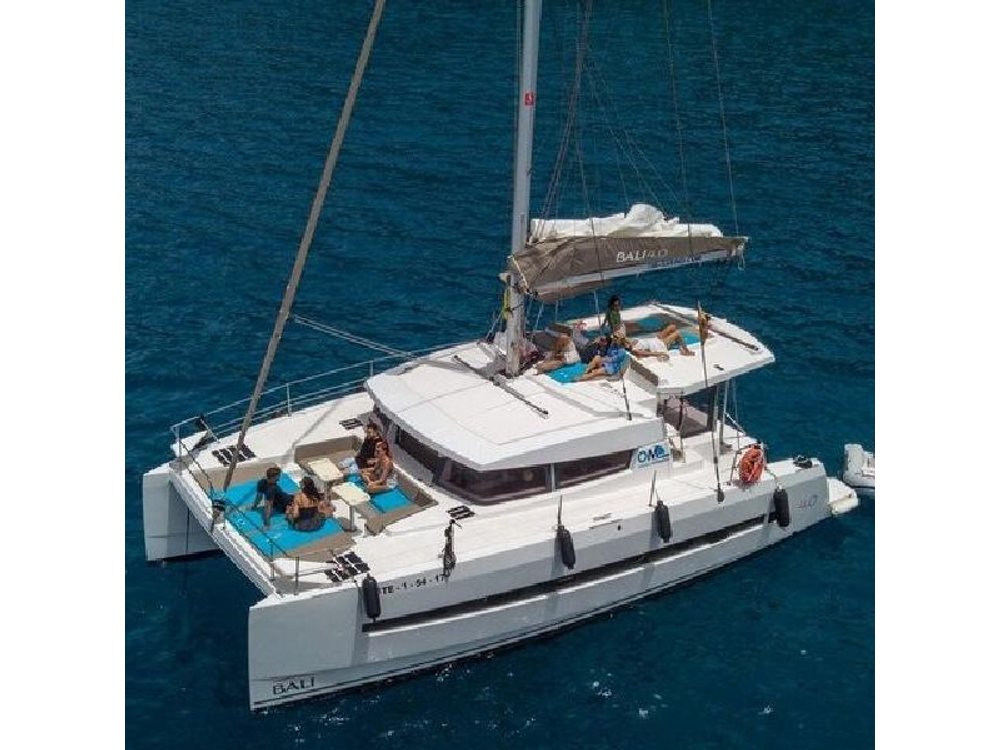 Marbella: Luxury Catamaran Cruise with Drinks Included