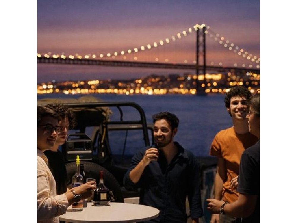 LISBON PRIVATE NIGHT TOUR in a Vintage Jeep with FOOD & DRINKS