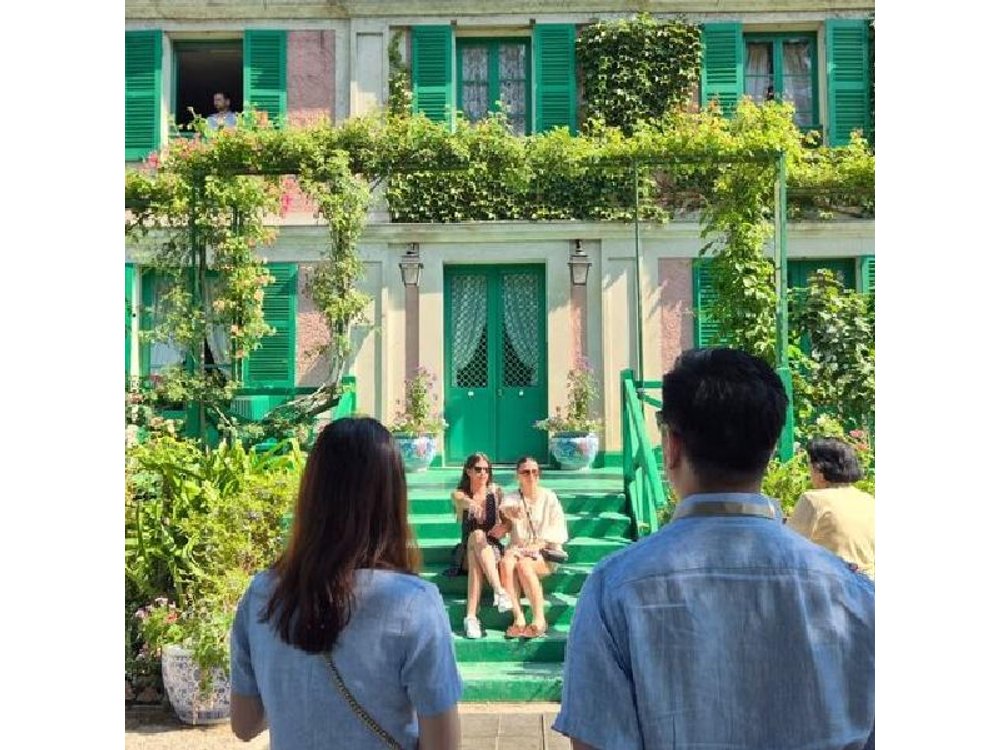 Giverny & Versailles Day Trip From Paris with Professional Guide