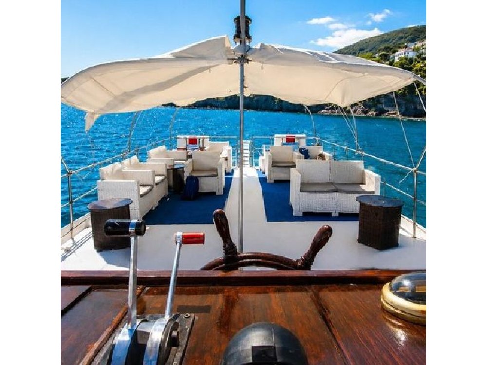 Boat excursion with lunch on board to discover Ischia