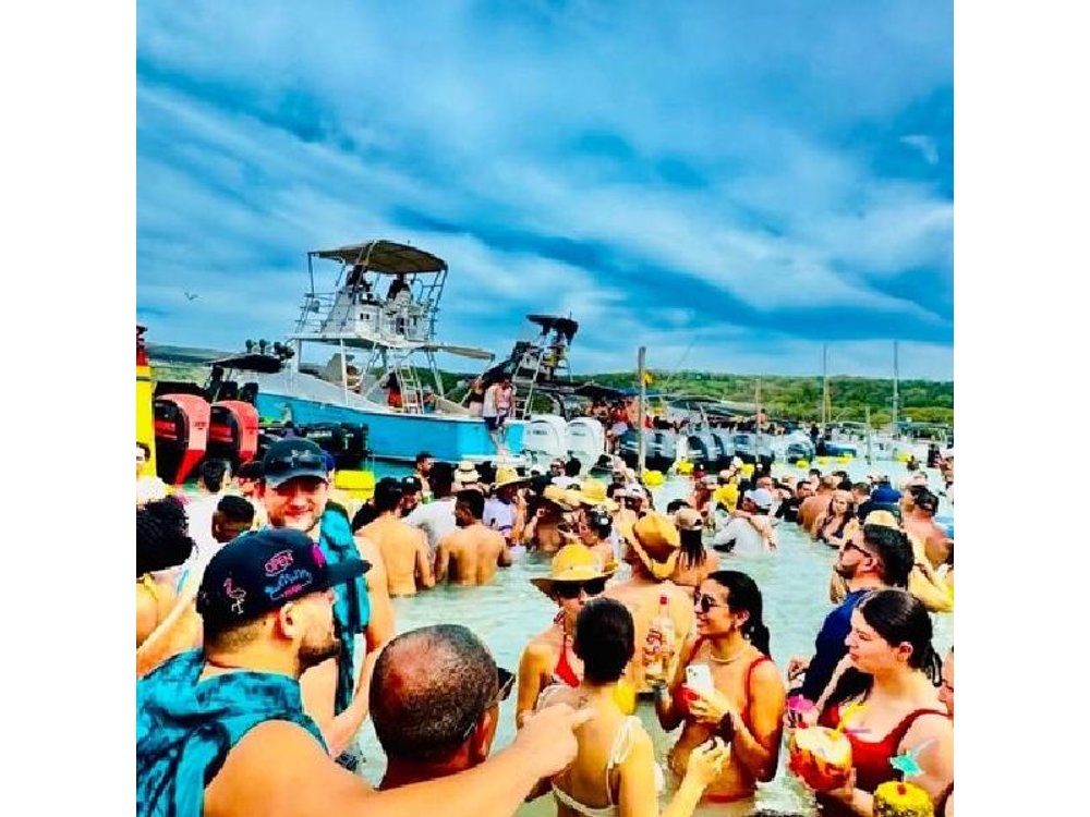 Cartagena 5-Stop Island Hop Boat Party with Lunch, Cholon & Baru