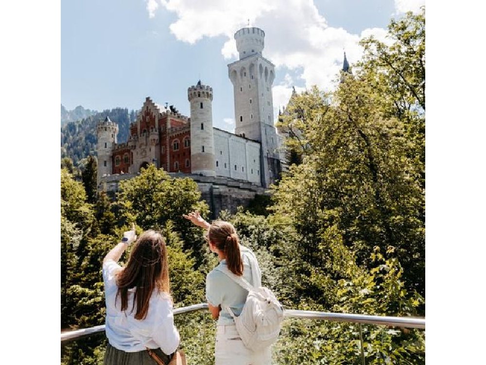 Premium Neuschwanstein Castle and Linderhof VIP Tour from Munich
