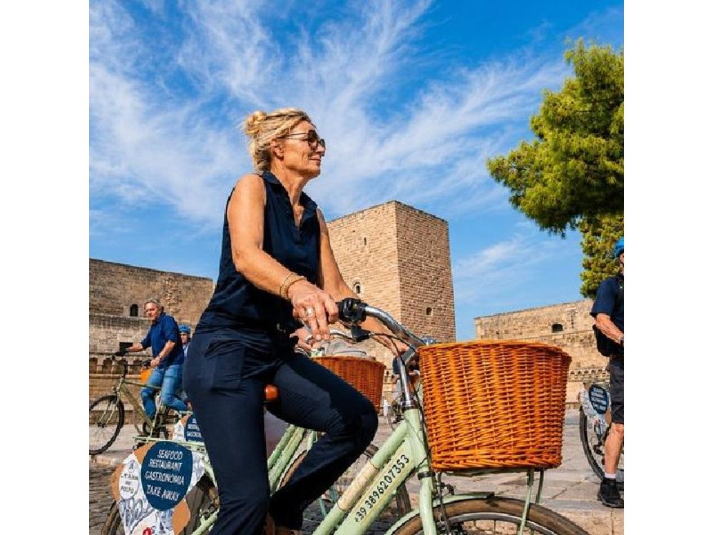 Bari: Guided Bike Tour with Local Tasting