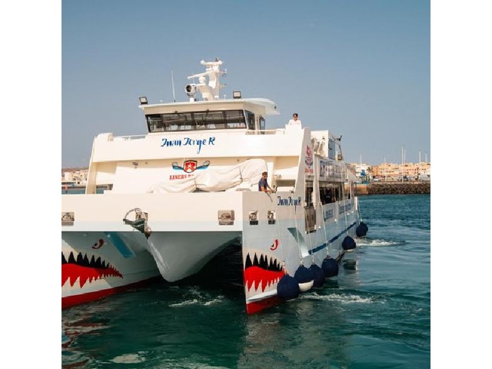 Lanzarote:Ferry ticket to Fuerteventura with free wifi