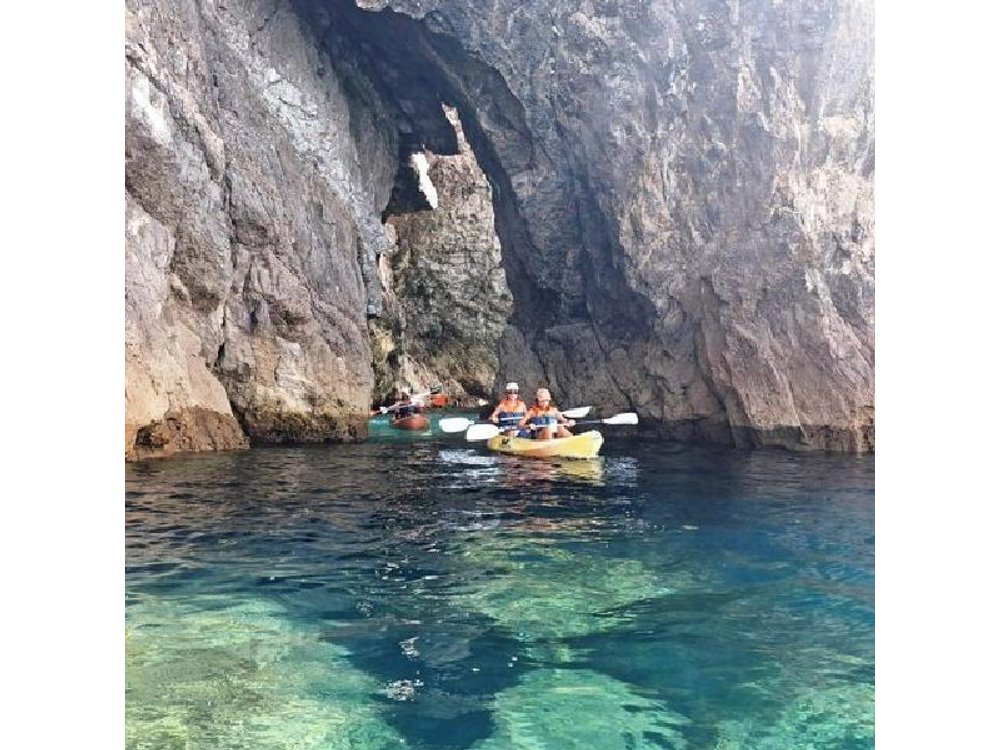 Kayak tour from Sesimbra to Ribeira do Cavalo Beach, passing through the caves