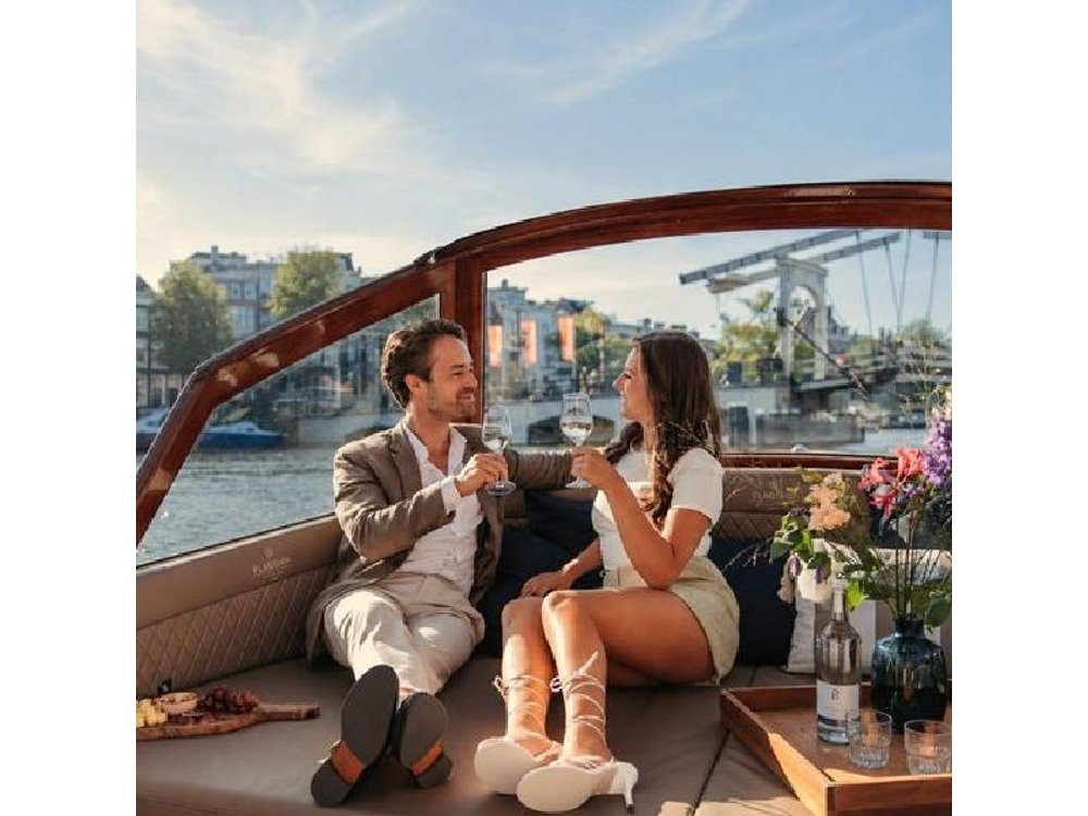Amsterdam 2hour small group canal cruise with snacks & opt drinks