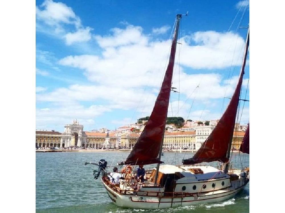 Lisbon - Romantic Sunset Cruise on a Vintage Sailboat