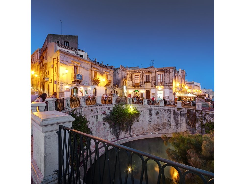 Syracuse Private Walking Tour with Traditional Lunch and Wine