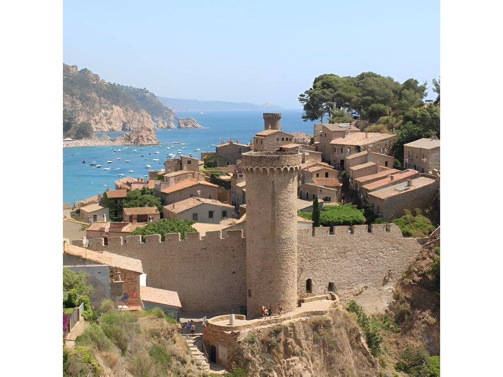 Costa Brava Day Sightseeing Tour with Boat Trip from Barcelona