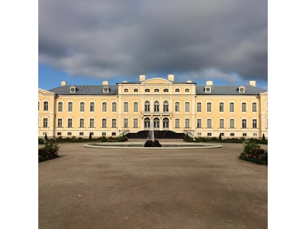 Vilnius to Riga Day Trip: The Hill of Crosses, Rundale Palace and Bauska Castle