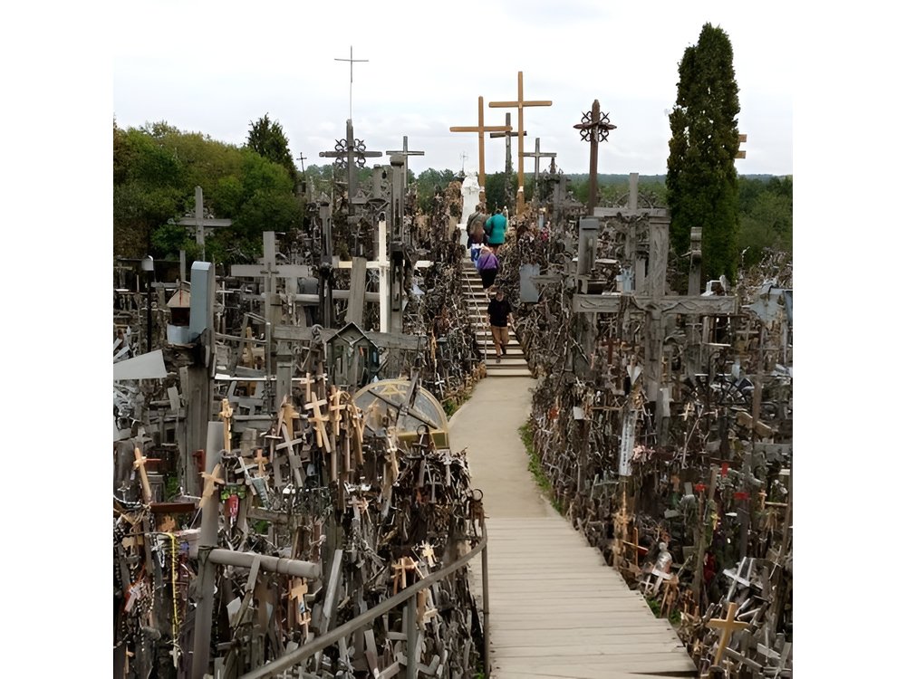Private Trip from Vilnius to Riga: Hill of Crosses, Rundale Palace, Bauska castl