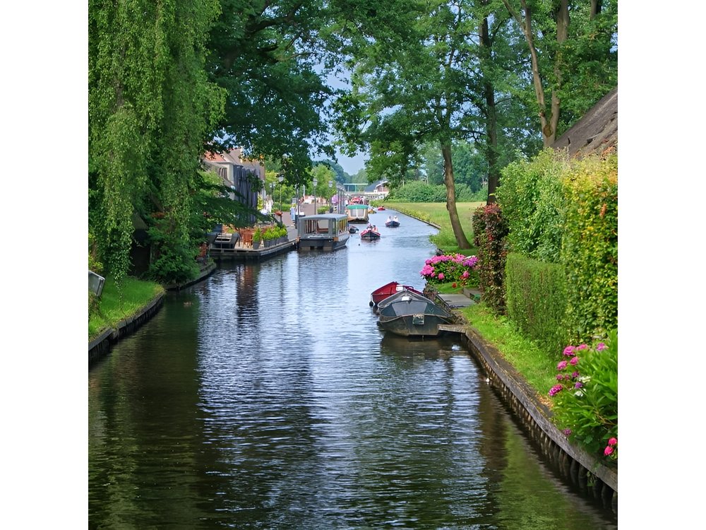 Private Giethoorn & Zaanse Schans Windmills Sightseeing Tour from Amsterdam
