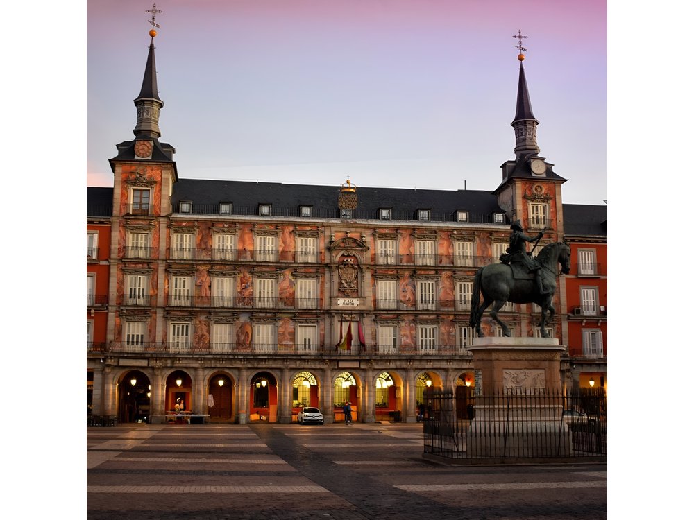 Private walking tour Madrid: Secrets and must