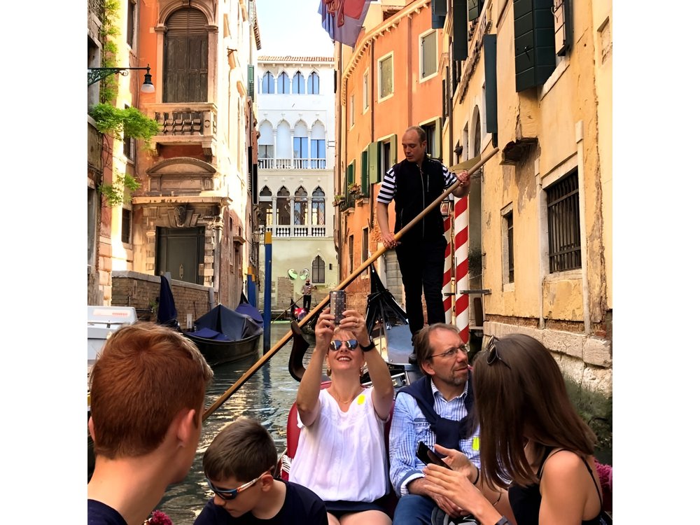 Morning Walking Tour of Venice with Gondola Ride