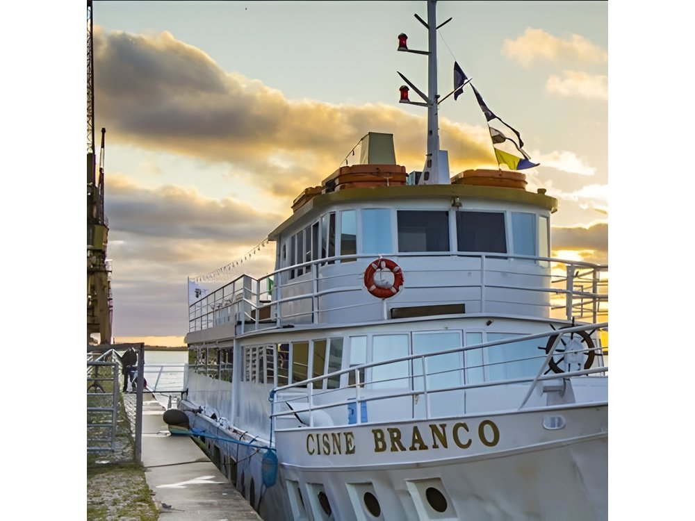 Sailing in Guaíba with White Swan Boat - Porto Alegre