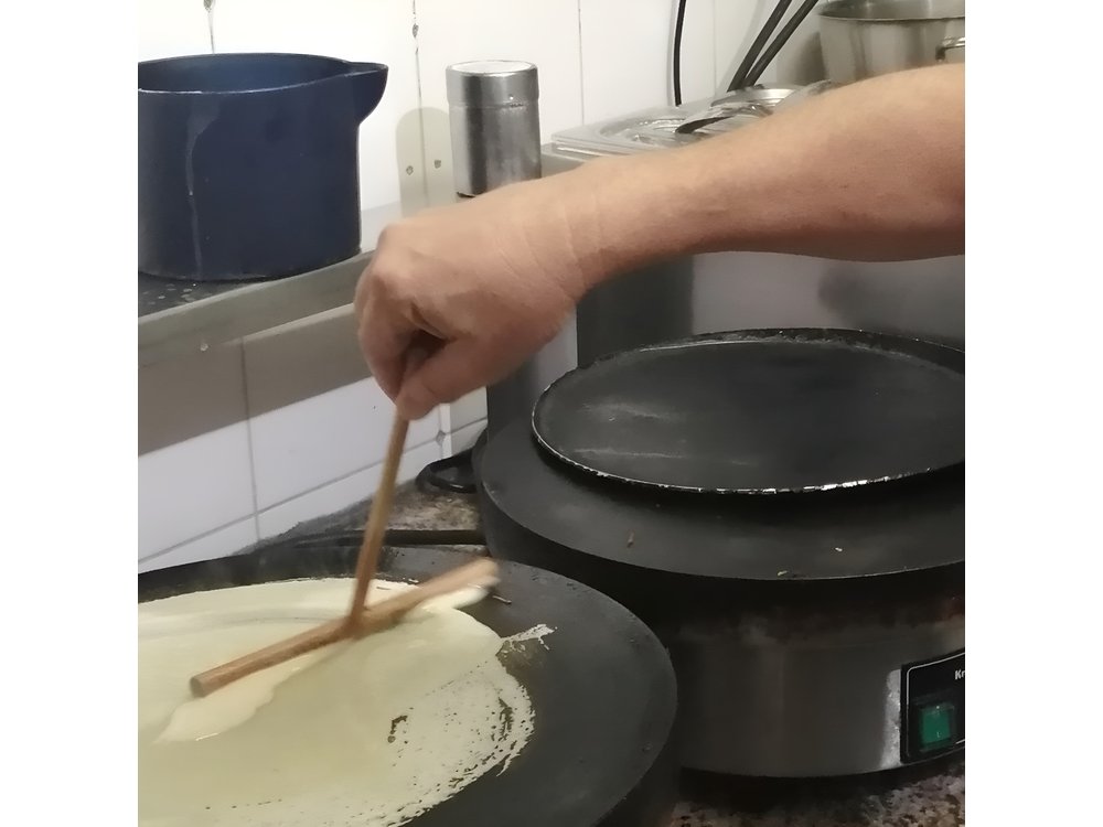 Amazing Sweet Crêpe Cooking Class Paris