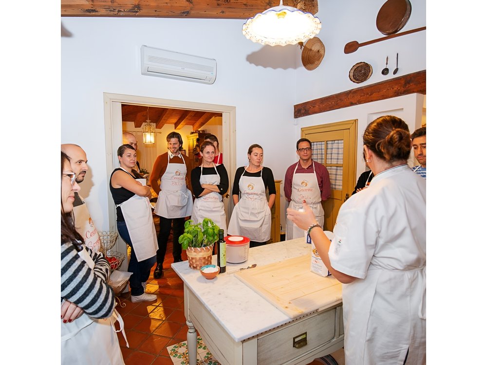 Cesarine: Market Tour & Cooking Class at Local's Home in Lucca