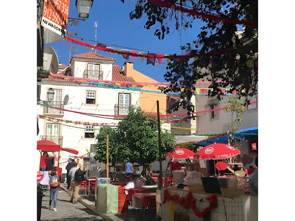 Lisbon's Kickstart Tour with a Local