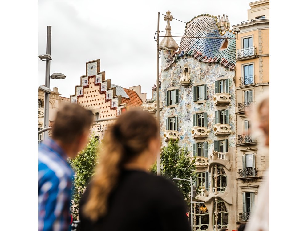 Barcelona: Private & Custom Walking Tour with a Local (8-hours)