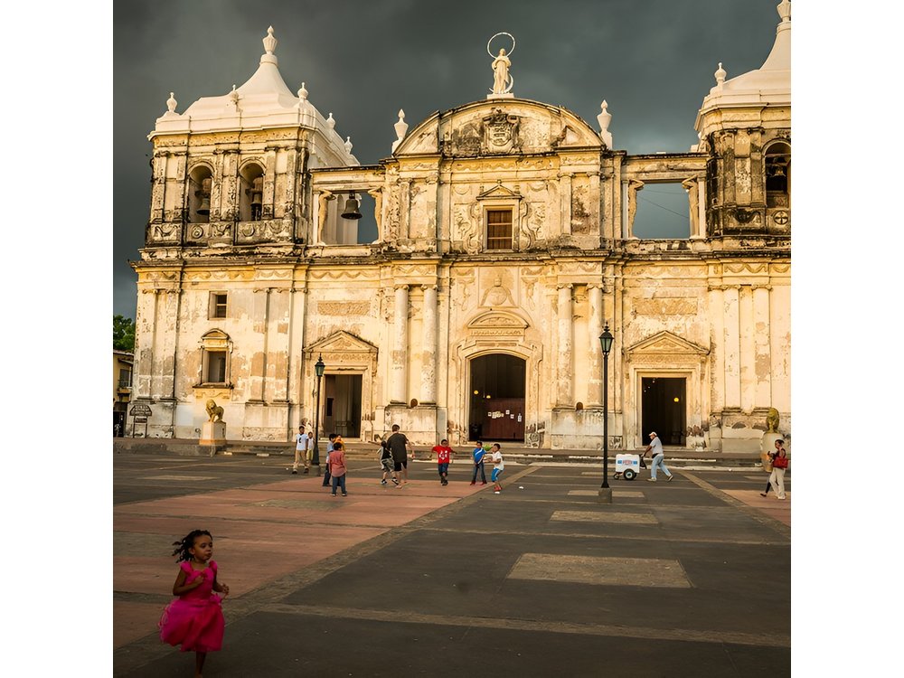 Small-Group walking excursion of León City