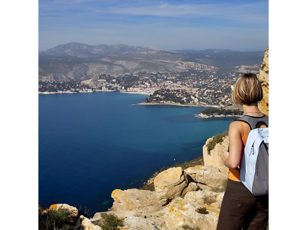 5-Hour Private Sightseeing Tour of the Provence from Marseille in Luxury Car