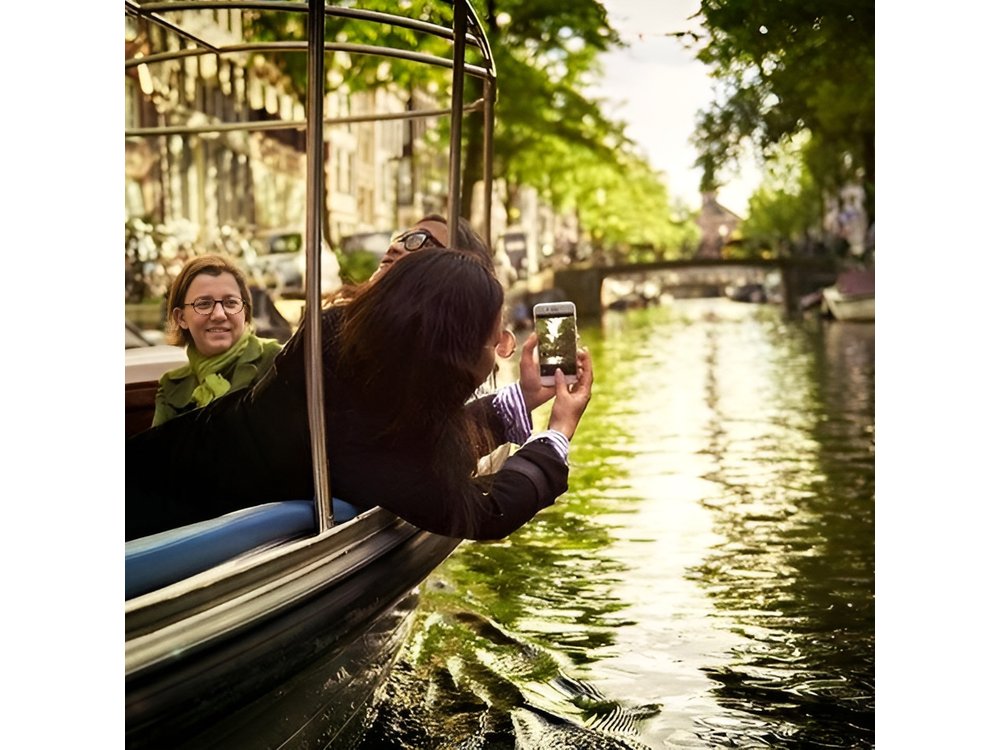 Amsterdam 2-hour Private Canal Cruise with Live Guide and Drinks
