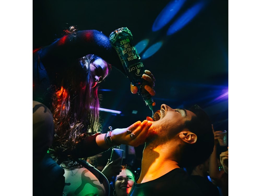 4-hour Guided Porto Pub Crawl with 6 drinks and VIP CLUBentry