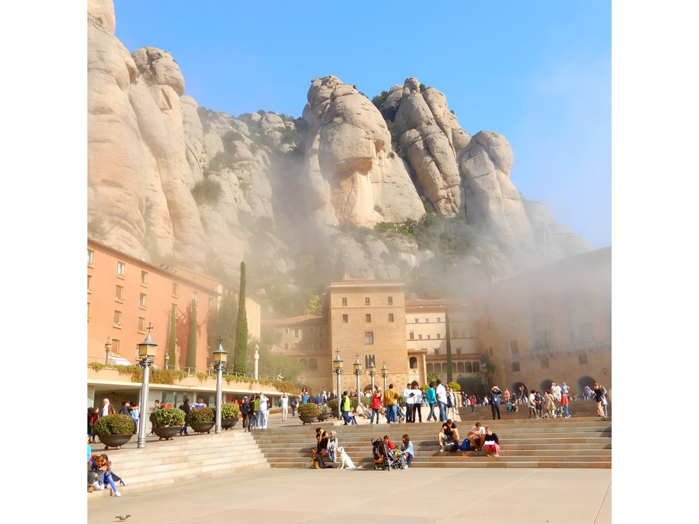 Private Montserrat with Lunch and Wine Tasting from Barcelona