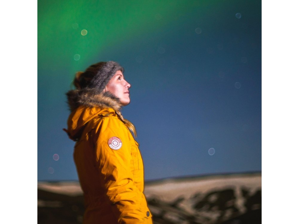 Reykjavik: Guided Northern Lights Tour with Hot Cocoa & Photos