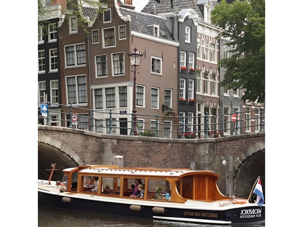 Morning Canal Cruise Amsterdam in Small-Group