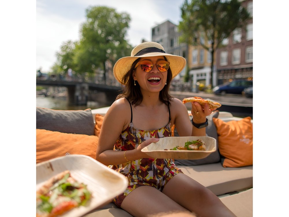 Amsterdam Private Boat Trip with Pizza and Unlimited Drinks