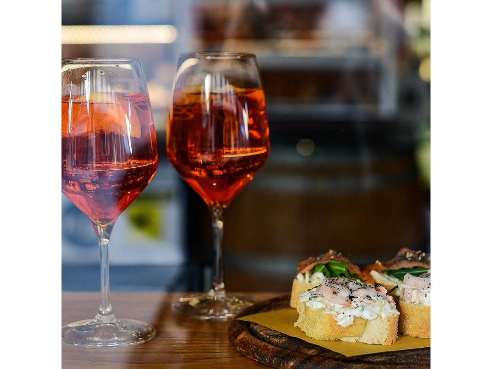 Turin: Sunset Food & Drinks Tour by Do Eat Better