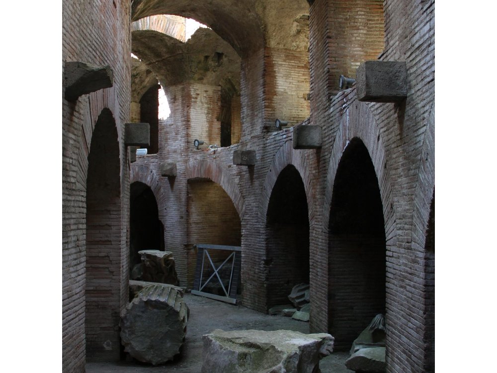 Tour in the ruins of Pozzuoli with an archaeolgist.