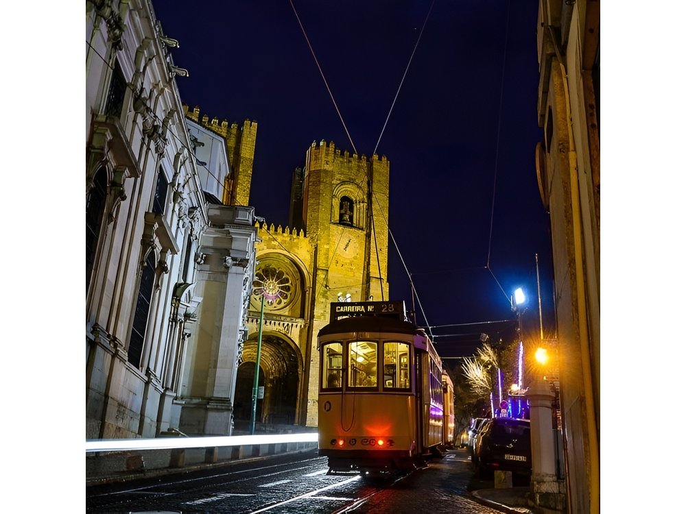 Lisbon: Authentic Fado Show, Dinner and Night Tour
