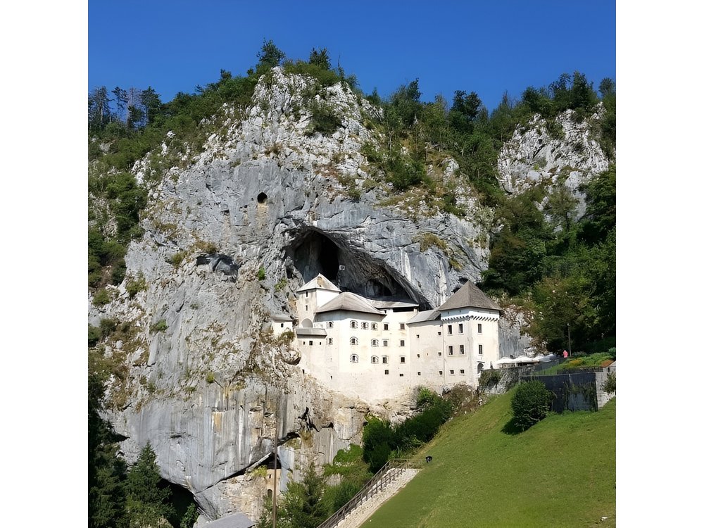 Ljubljana: Postojna cave & Predjama castle small group tour