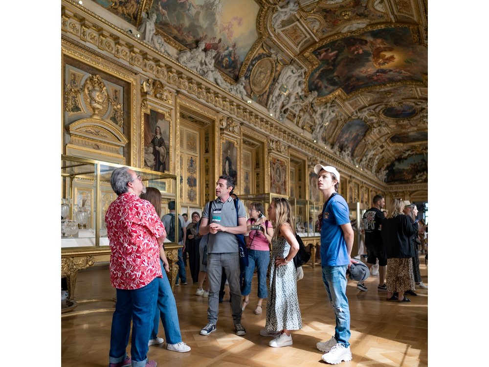 Paris Louvre Museum: Small Group Guided Highlights Tour