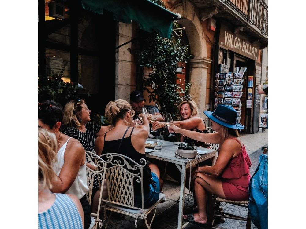 Verona walking tour:food&wine,history lunch or dinner & funicular