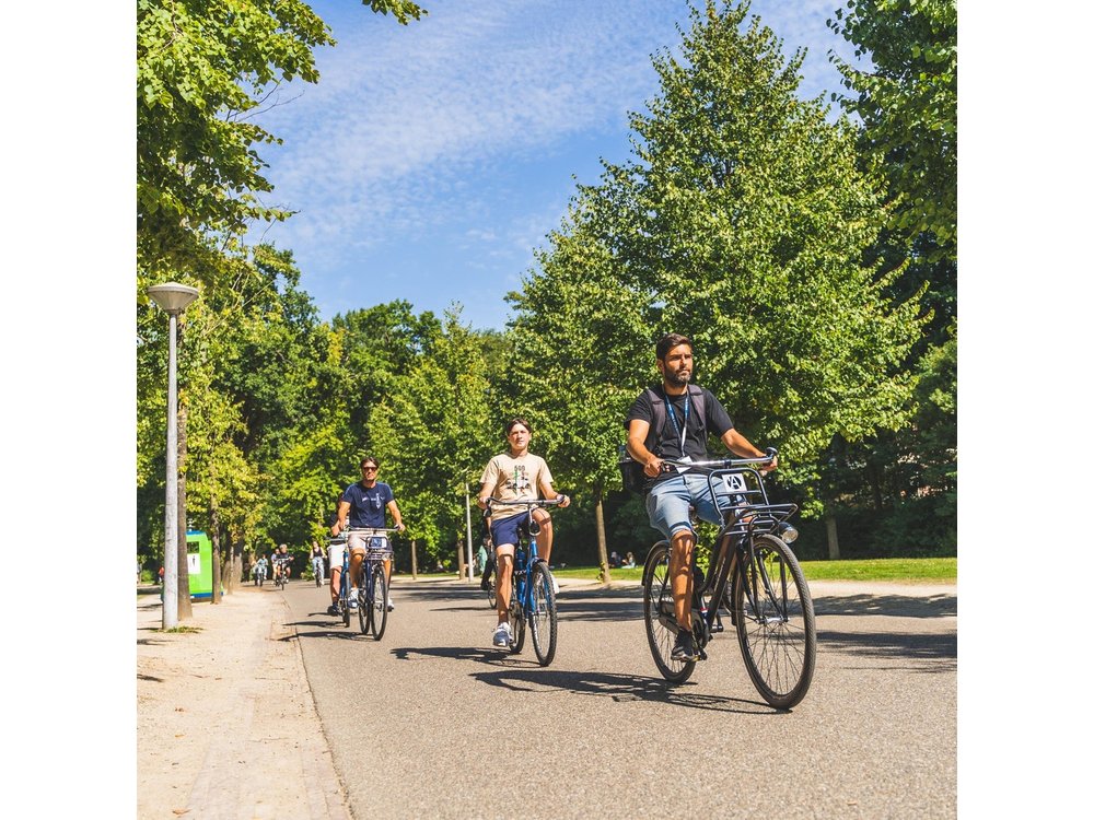 Amsterdam Small-Group Bike Tour With Canal Cruise, Drinks, Cheese