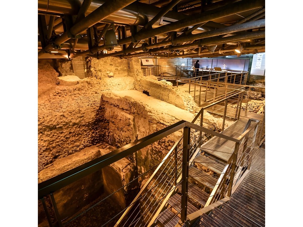 Immersive Underground and Piazzas Tour in Rome