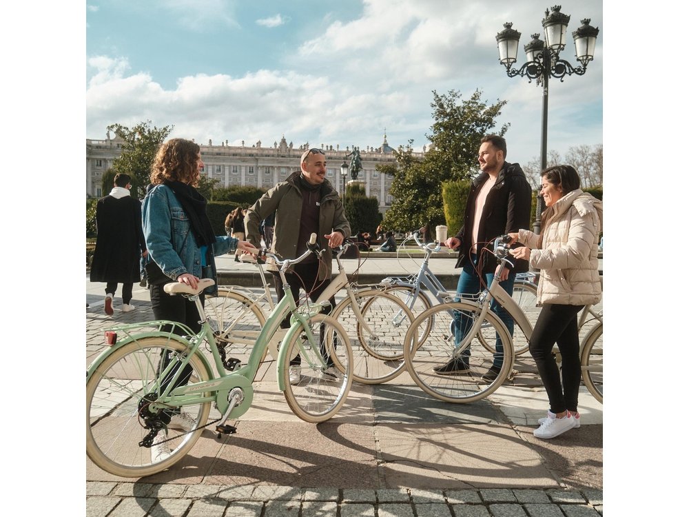 Madrid: City Highlights Guided Vintage Bike Tour