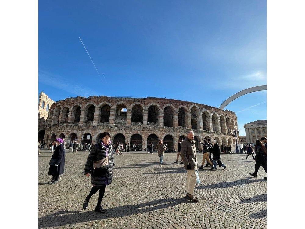 Verona: City Walking Tour with Cable Car Ride & Wine Aperitif